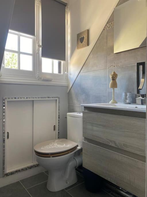 La Demeure Du Cerf: Charming Sologne With Jacuzzi And Heated Pool Holiday home *