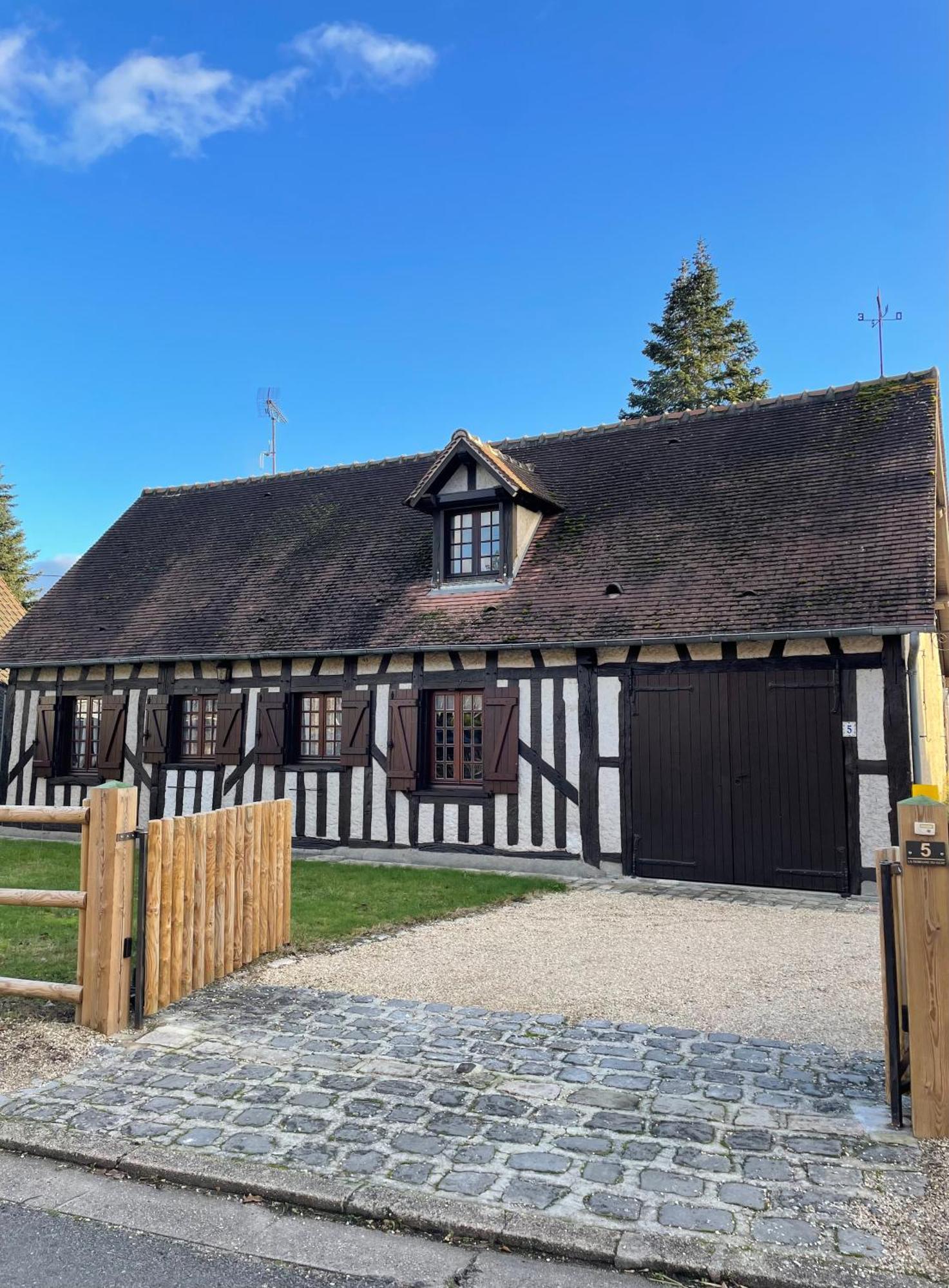 La Demeure Du Cerf Elegant Prive En Sologne Pour 6 Personnes Avec Jacuzzi Et Piscine Chauffee A Proximite Immediate Parc Ffe Center Parc Et Proche Zoo De Beauval Hébergement de vacances